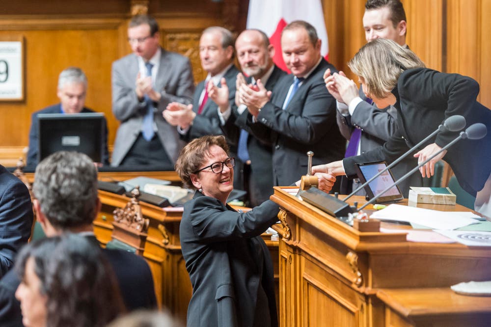 Die zurücktretende Bundeskanzlerin Corina Casanova, Mitte, verabschiedet sich von der Nationalratspräsidentin Christa Markwalder, BE, nach ihrer Rede vor der Vereinigten Bundesversammlung. (Bild: MARCEL BIERI)