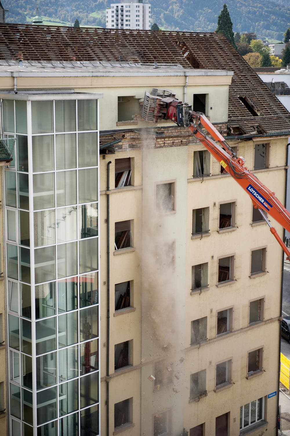 Ein halbes Jahr dauert der Abriss der Häuserzeilen an der Tödistrasse und am Heimatweg. Insgesamt kostet er rund 4,5 Millionen Franken. (Bild: Corinne Glanzmann / Neue LZ)