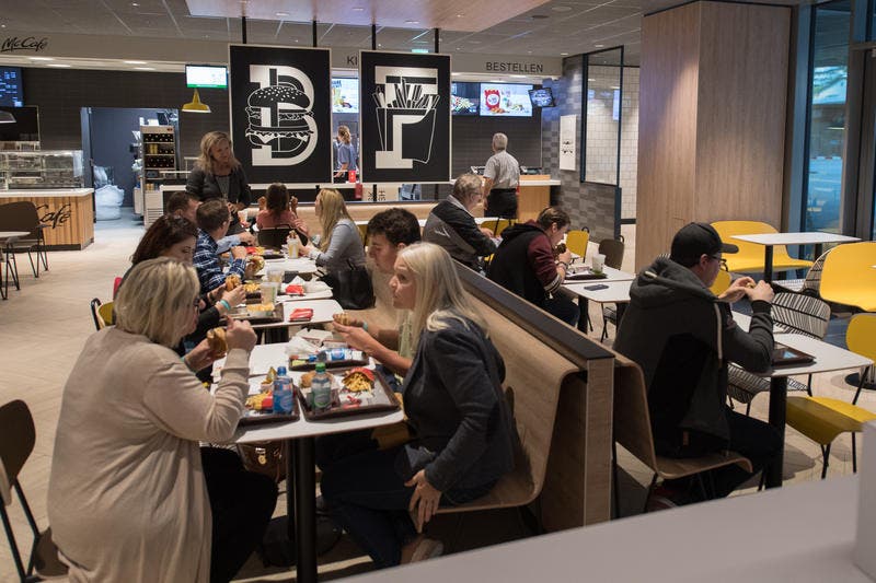 Die Testkunden verpflegen sich im McDonald's. (Bild: Boris Bürgisser (Ebikon, 18. Oktober 2017))