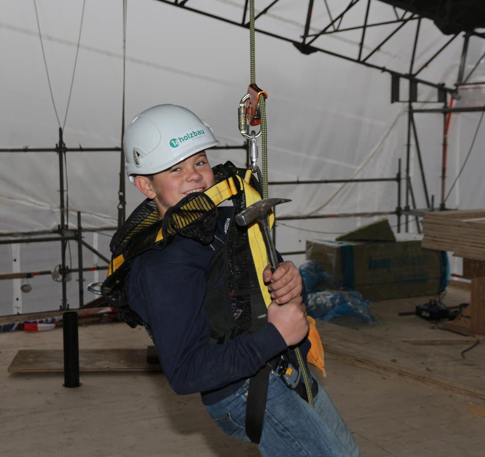 Phil Estermann - auf der Baustelle in Luzern (Dachstockausbau) (Bild: Lussi Martin, Projektleiter 1a hunkeler holzbau AG)
