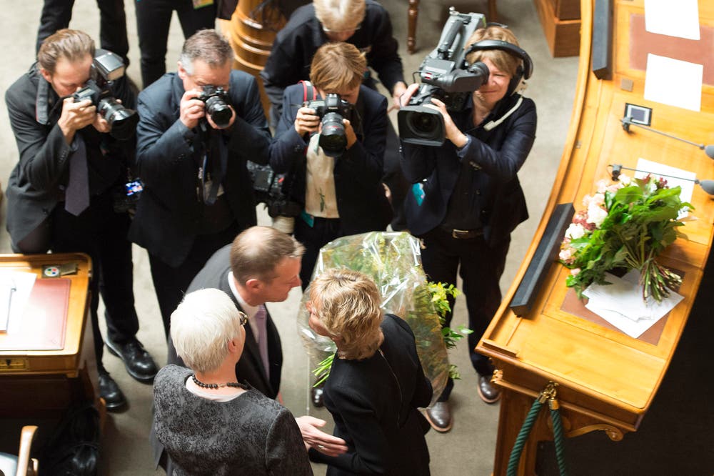 Bundesrätin Eveline Widmer-Schlumpf, rechts, wird von Martin Landolt, Präsident BDP mit Blumen verabschiedet. (Bild: KEYSTONE / PETER SCHNEIDER)