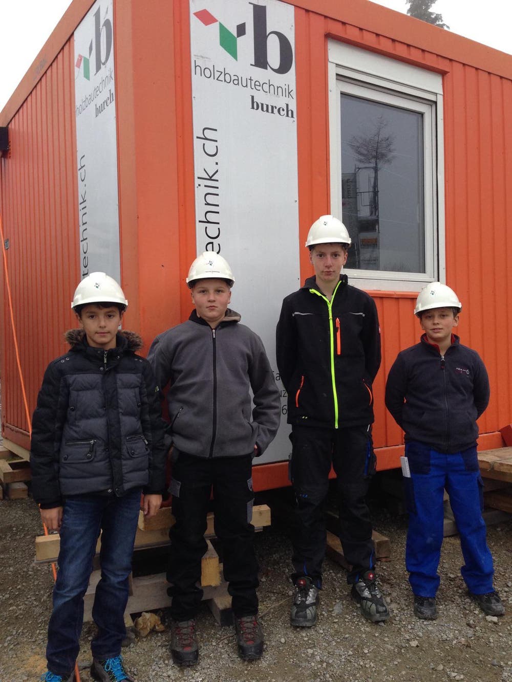 Holzbautechnik Burch AG, Sarnen: Blerand, Fabian, Janick und Mauro auf Baustellenbesichtigung beim Neubau Kindergarten in Neuenkirch. (Bild: Peter Ming)