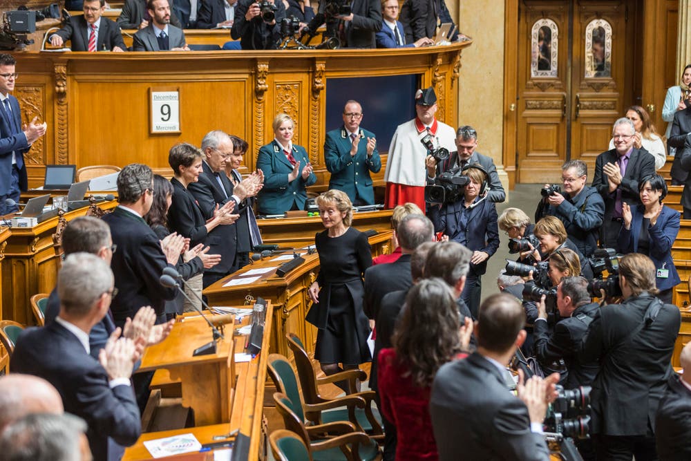 Die Mitglieder der Vereinigten Bundesversammlung applaudieren der zurücktretenden Bundesrätin Eveline Widmer-Schlumpf (MItte). (Bild: KEYSTONE / PETER KLAUNZER)