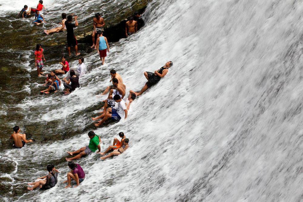 Filipinos geniessen das Wasser während des Weltwassertages an einem stillgelegten Wasserreservoir östlich von Manila. (Bild: EPA / Ritchie B. Tongo)