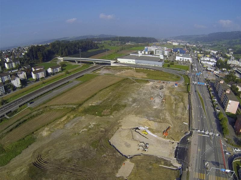 4. Oktober 2014: Auf dem Gelände der Mall of Switzerland fahren die ersten Baumaschinen auf. (Bild: René Meier)