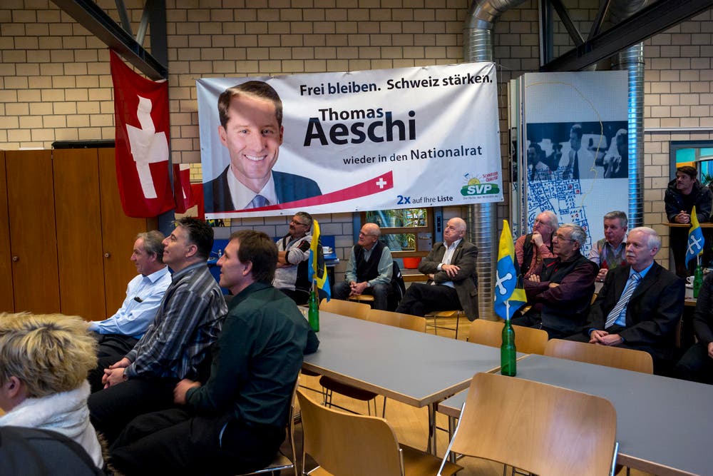 Live-Übertragung der Bundesratswahlen 2015 im Restaurant Sport-Inn in Baar. (Bild: ALEXANDRA WEY)