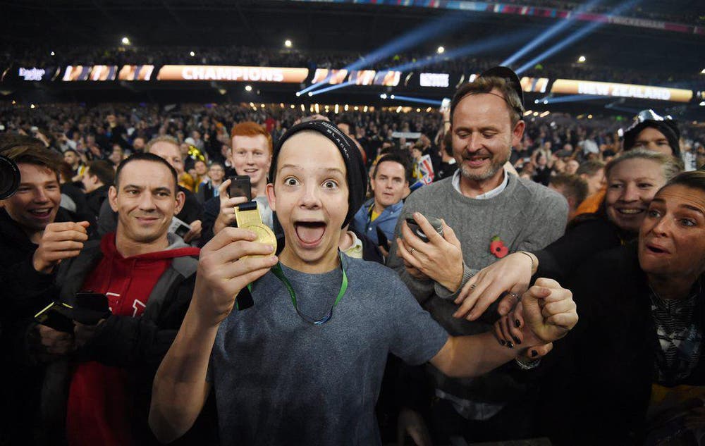 Ein Fan hat von Sonny Bill Williams, Spieler von Neuseeland, die Goldmedaille nach dem gewonnenen Rugby-Final in London erhalten (31. Oktober). (Bild: EPA / Facundo Arrizabalaga)