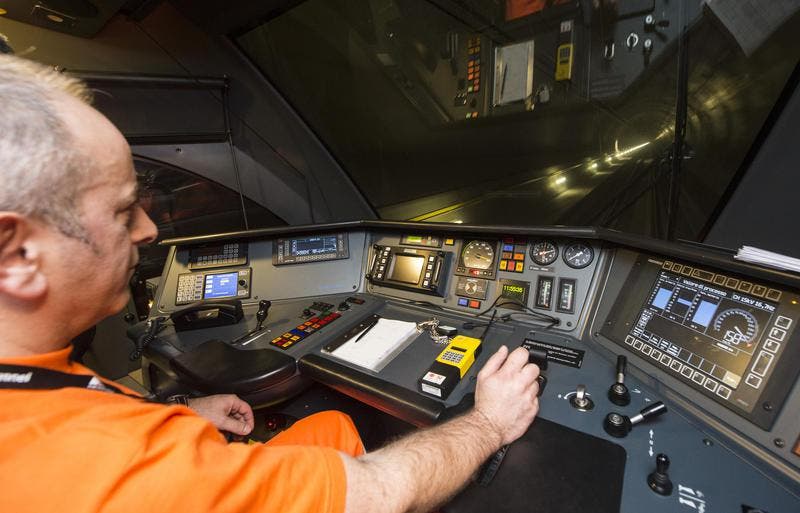 16.12.2013: Zugführer Ruperto Arcangelo stauert den Zug auf der 13 Kilometer langen Teststrecke. (Bild: Keystone)