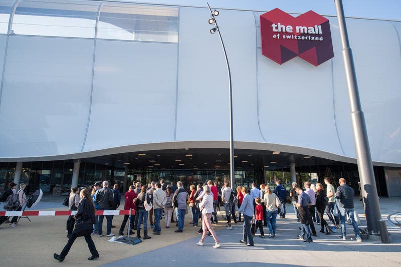 Testkunden warten vor dem Eingang der Mall auf Einlass. (Bild: Boris Bürgisser (Ebikon, 18. Oktober 2017))