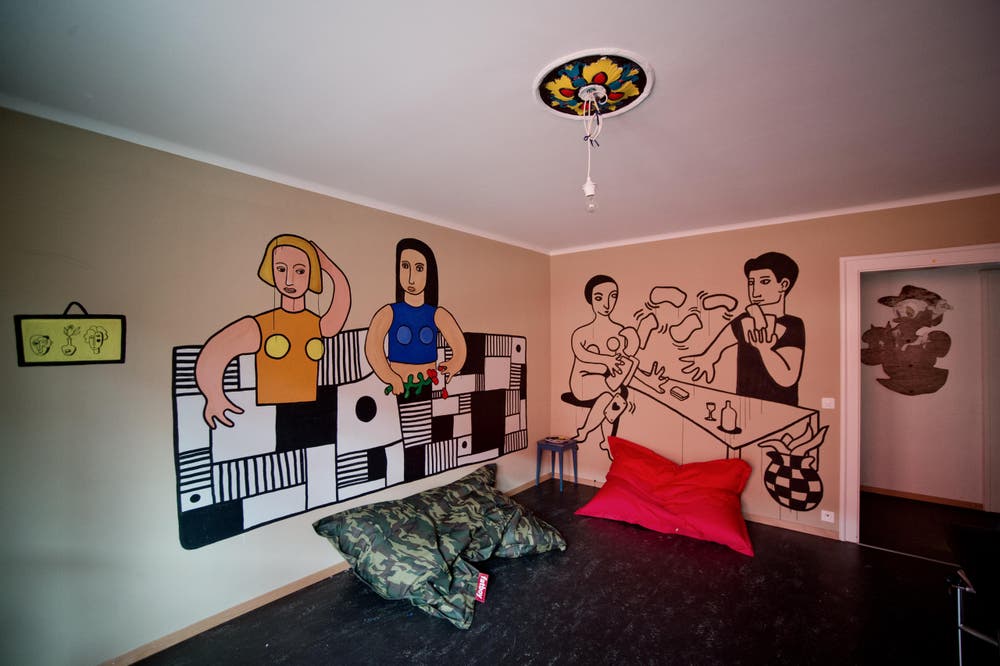 Auf dem Bild zu sehen ist die Wohnung mit Werken von Pablo Stettle und Lionne Saluz. Das Kulturprojekt «Zwischenrich» an der Tödistrasse dauert noch bis Samstag. Die Ateliers sind von 11 bis 23 Uhr geöffnet, die Gastrobetriebe von 11 Uhr vormittags bis 4 Uhr morgens. (Bild: Pius Amrein / Neue LZ)
