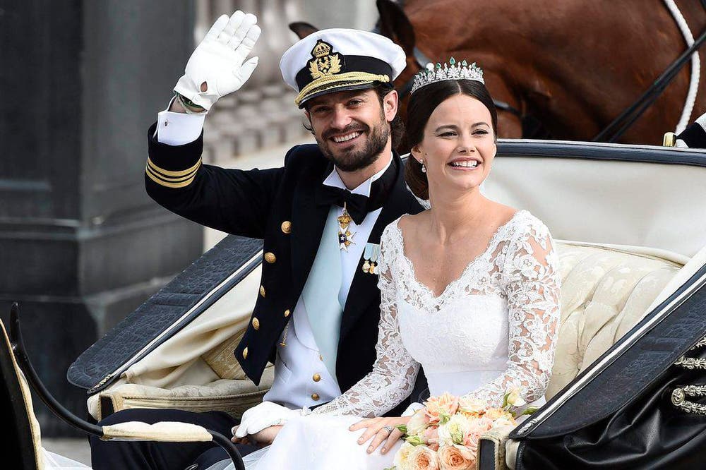 Der schwedische Prinz Carl Philip und Sofia Hellqvist werden nach der Heirat im königlichen Palast durch Stockholm kutschiert. (Bild: EPA / Mikael Fritzon)