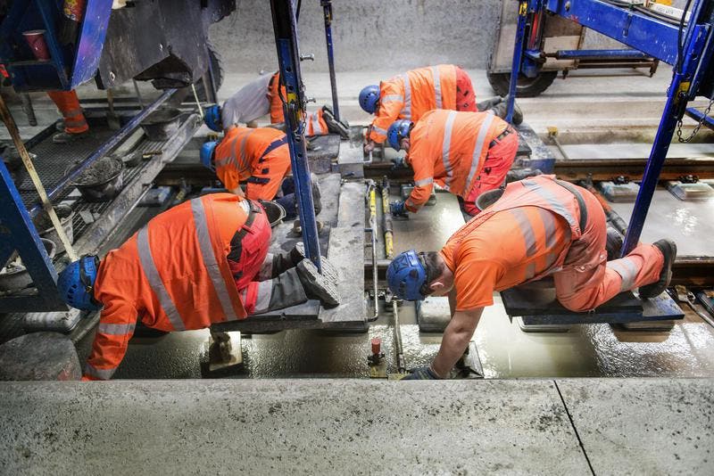 29. Oktober 2014: Tunnelbau ist auch Handarbeit. (Bild: Keystone)