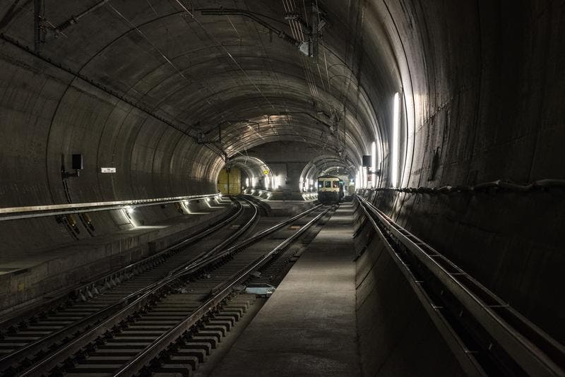Ein Bauzug fährt beim Spurwechsel in der Oströhre in Richtung Norden (24.08.2015). (Bild: PD)