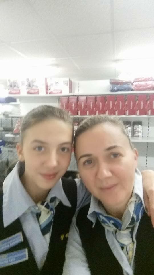 Natalija Adler mit Mami bei der Arbeit am Zukunftstag im Tchibo Luzern (Bild: Natalija Adler)