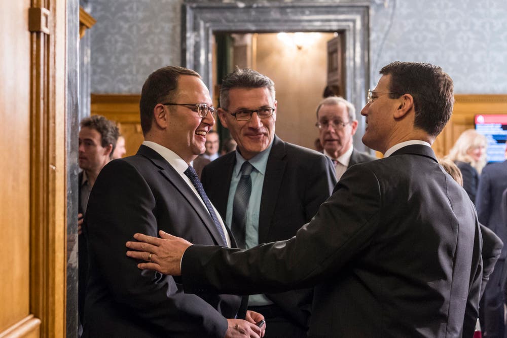 Bundesratskandidat Norman Gobbi, links, wird im Vorzimmer des Nationalrats von SVP Nationalrat Pirmin Schwander, SZ, Mitte, und weiteren Gewählten begrüsst. (Bild: KEYSTONE / LUKAS LEHMANN)