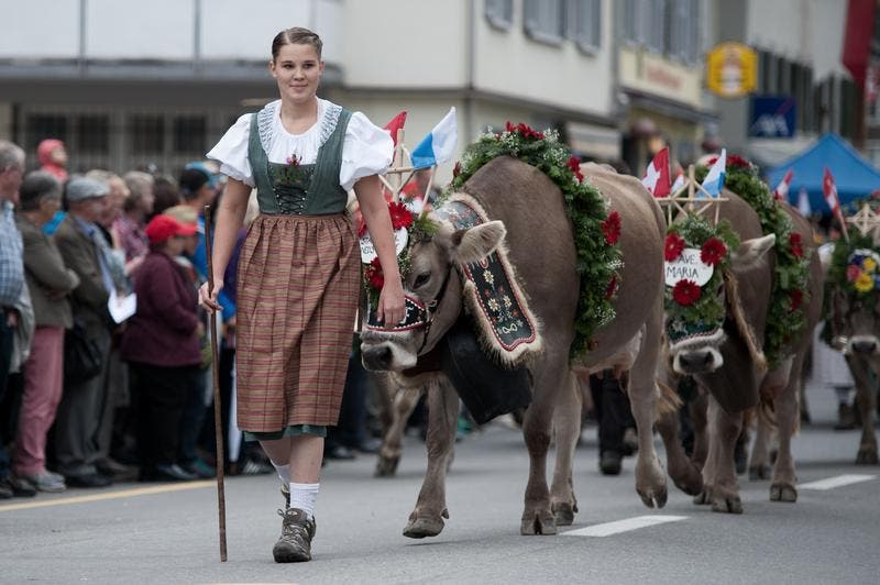 Eine Vertreterin der Älplerfamilien aus Schüpfheim, Flühli und Sörenberg während des Umzugs am Sonntag. (Bild: Pius Amrein / Neue LZ)