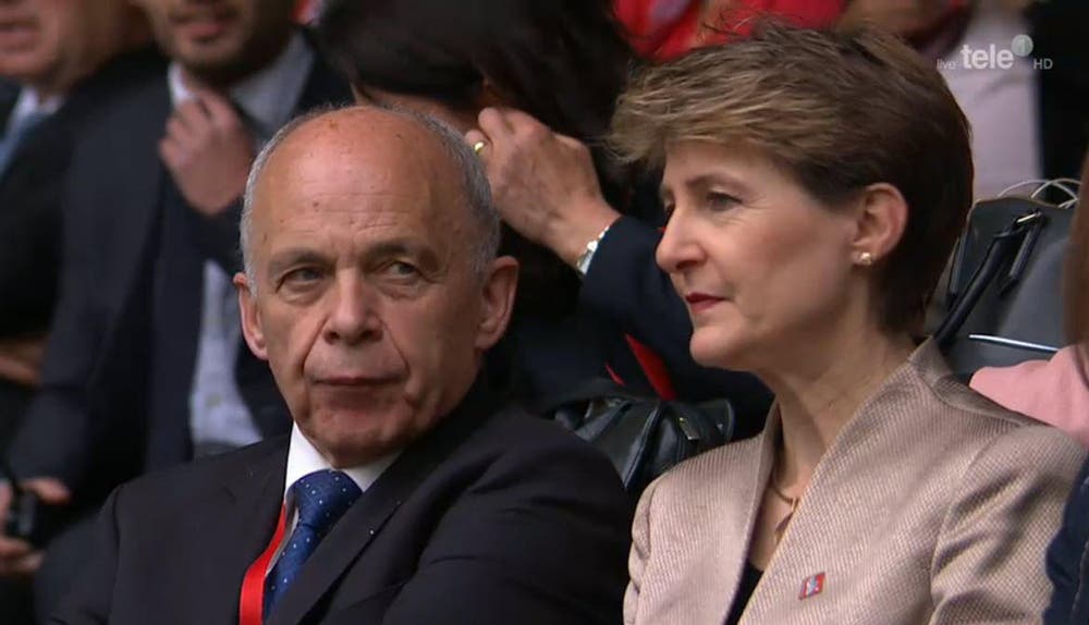 Die Bundesräte Ueli Maurer und Simonetta Sommaruga warten – unter anderem auf den Auftritt ihres Bundesratskollegen Johann Schneider-Ammann. (Bild: Alptransit Livestream)