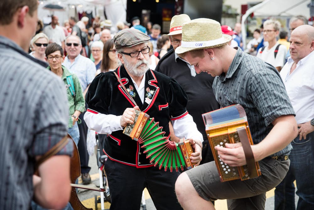 Musik und Feststimmung. (Bild: Manuela Jans- Koch (Neue LZ))