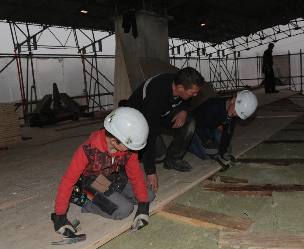 von l. Sven Rohrer, Ruedi Rohrer (1a hunkeler holzbau, Holzbau Vorarbeiter) und Phil Estermann – auf der Baustelle in Luzern (Dachstockausbau) (Bild: Lussi Martin, Projektleiter 1a hunkeler holzbau AG)