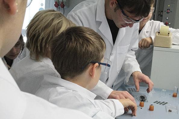 Anlässlich des Nationalen Zukunftstages hiess es für 14 Jungen und Mädchen: Herzlich willkommen bei Geistlich Pharma. Die Kinder der 5. bis 7. Klasse erhielten Einblicke in diverse Arbeitsbereiche eines Pharmaunternehmens. (Bild: Lehrlinge von Geistlich Pharma)