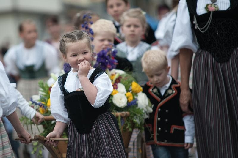 Das OK des Jodlerfestes Schüpfheim präsentiert sich am Umzug mit Kindern und Grossskinder in der Tracht. (Bild: Pius Amrein / Neue LZ)