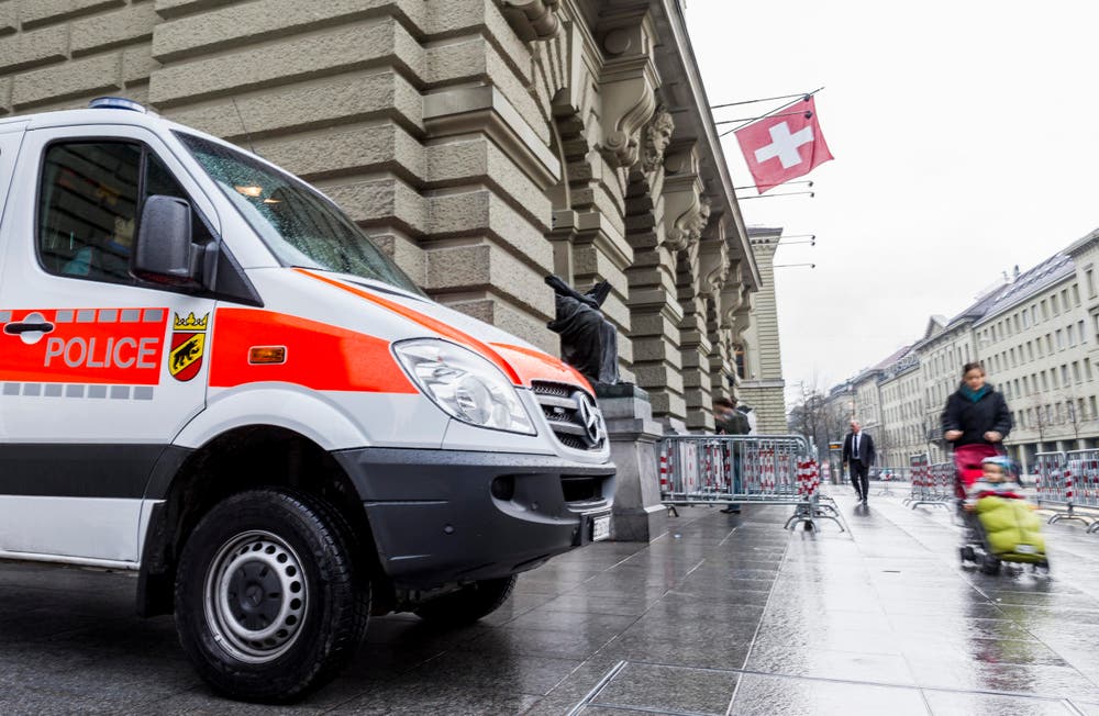 Für alles vorbereitet: Ein Polizeiauto steht vor dem Eingang des Bundeshauses. (Bild: THOMAS HODEL)
