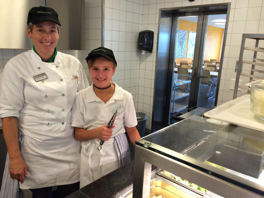 Auf dem Bild zu sehen sind unsere Köchin Irma Bühlmann mit Tochter Antonia. Sie sind startbereit für die 1100 Gäste, die am heutigen Mittag im Selbstwahl-Restaurant MERCATO des CAMPUS SURSEE erwartet werden. Antonia hilft mit beim Anrichten der Teller. An ihrer Station gabs heute Pizza-Fleischkäse, Teigwaren und Broccoli. (Bild: zvg)