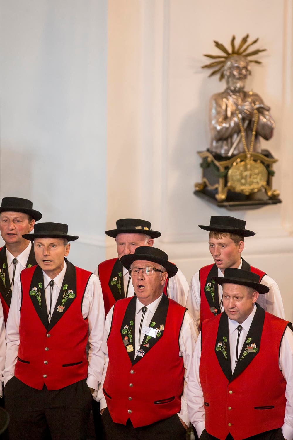 Der Jodelclub Sempach beim Wettvortrag in der Katholischen Pfarrkirche. (Bild: Alexandra Wey/Keystone)