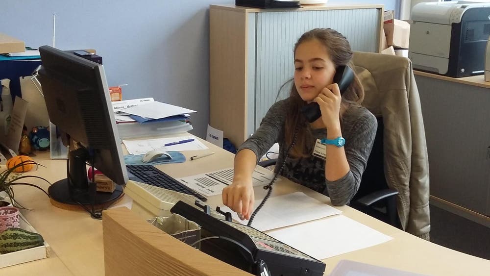 Ingram Micro GmbH, Cham: Nina Araújo Gomes übt den Telefondienst am Empfang. (Bild: Sandra Araújo Gomes)