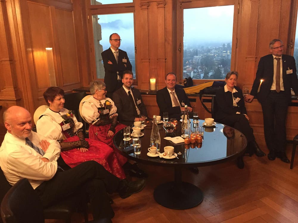 Ein Teil der Zuger Delegation im Bundeshauscafé des Alpes. (Bild: Harry Ziegler / Neue ZZ)