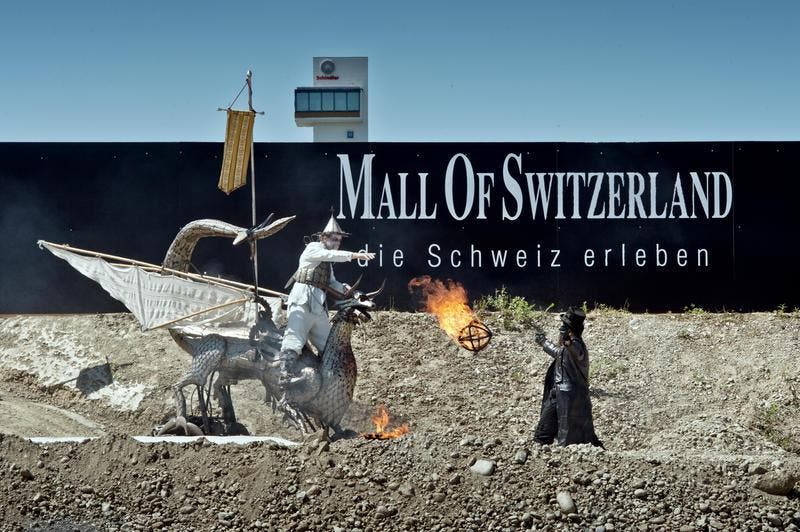 11. Juni 2014: Grundsteinlegung der Mall of Switzerland mit einer theatralischen Darbietung. (Bild: Pius Amrein)