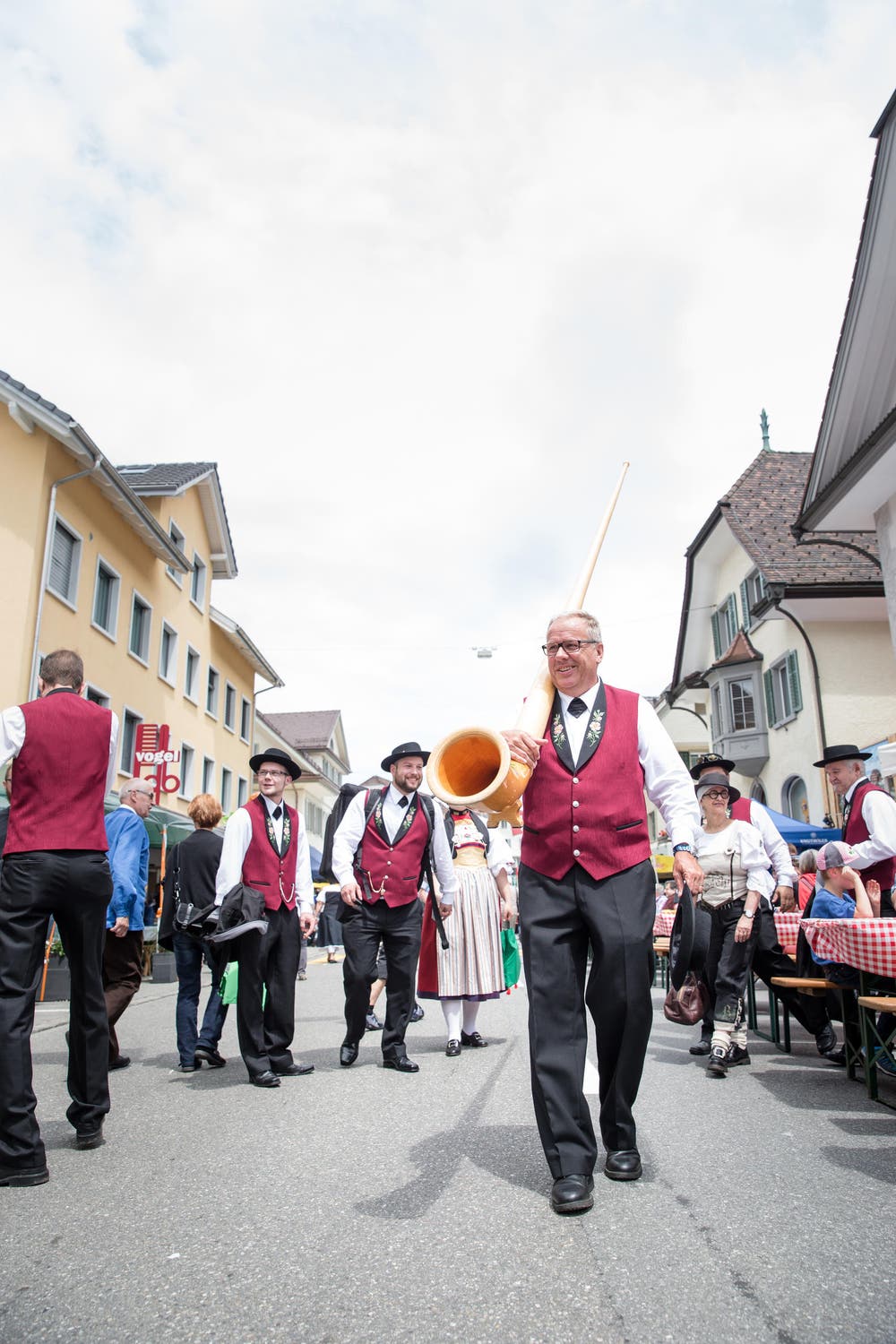 Stimmung im Jodlerdorf. (Bild: Manuela Jans- Koch (Neue LZ))