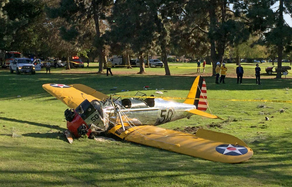 Harrison Ford stürzt mit seinem einmotorigen Flugzeug in Kalifornien ab. Der US-Schauspieler wird ins Spital gebracht, glücklicherweise jedoch nur leicht verletzt. (Bild: AP / Damian Dovarganes)