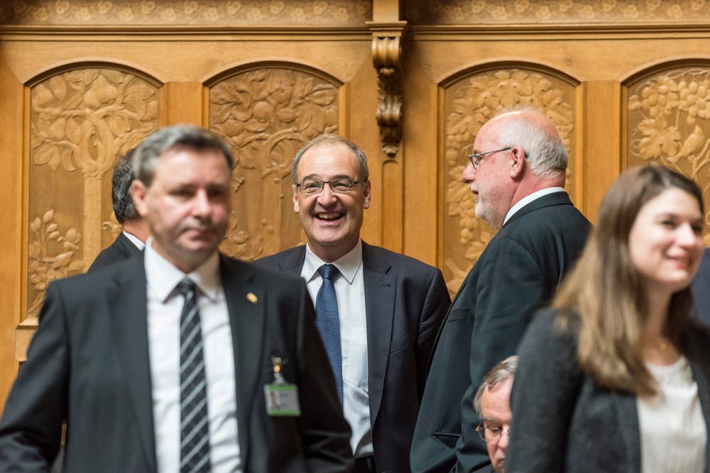 Bundesratskandidat Guy Parmelin (Mitte) lacht mit Ratskollegen während den Bundesratswahlen. (Bild: KEYSTONE / LUKAS LEHMANN)