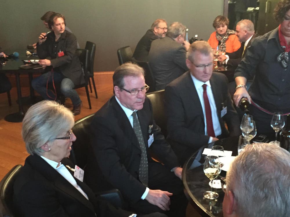 Schaffts der Zuger Thomas Aeschi? Die Spannung steigt, auch bei Siegfried und Margrit Aeschi, den Eltern des SVP-Nationalrats Thomas Aeschi, welche die Bundesratswahlen im Grand Café des Alpes mit Landammann Heinz Tännler (rechts) verfolgen. (Bild: Harry Ziegler / Neue ZZ)