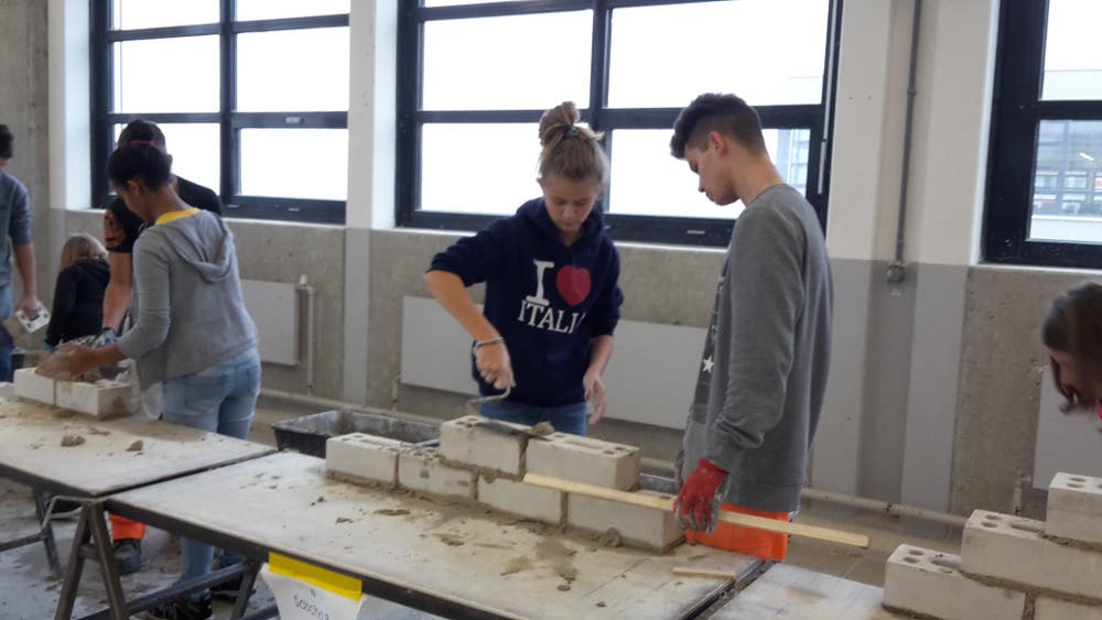 Bei uns in Sursee an den beiden Berufsfachschulen Verkehrswegbauer und Maurerlehrhallen Haben 20 Mädchen und 4 Jungs am Zukunftstag mitgemacht. Top Motiviert durften Sie schalen, betonieren, Randsteine versetzten und Bagger fahren. (Bild: Rothenbühler Ivan)