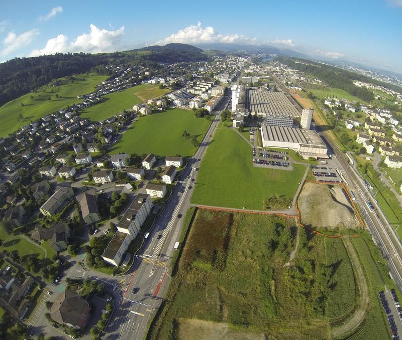 Hier neben dem Quartier Fildern in Ebikon (links) und dem Schindler (oben) entsteht die Mall of Switzerland. Bild von September 2013. (Bild: René Meier)