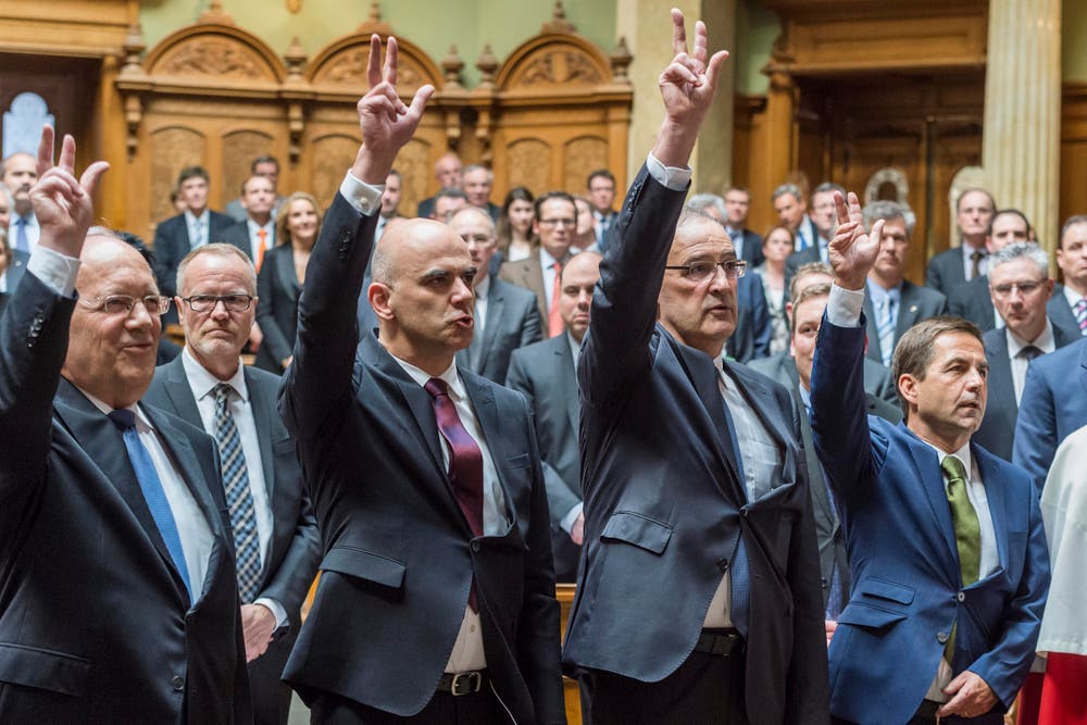 Der neuformierte Bundesrat wird von der Vereinigten Bundesversammlung vereidigt: (v.l.n.r.) Johann Schneider-Ammann, Alain Berset, Guy Parmelin und der neugewählte Bundeskanzler Walter Thurnherr. (Bild: LUKAS LEHMANN)