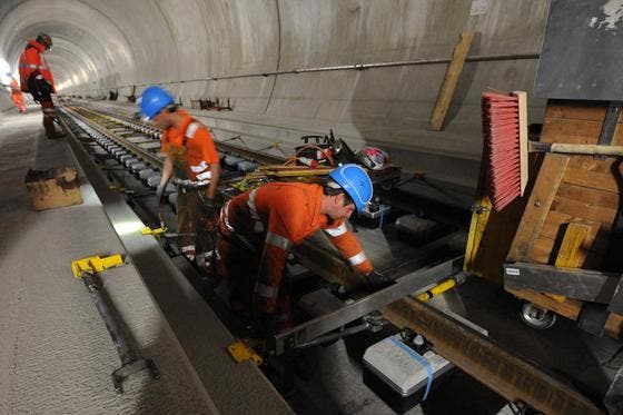 Arbeiter bereiten die Fahrbahn für das Betonieren vor. (Bild: Urs Hanhart/Neue UZ)