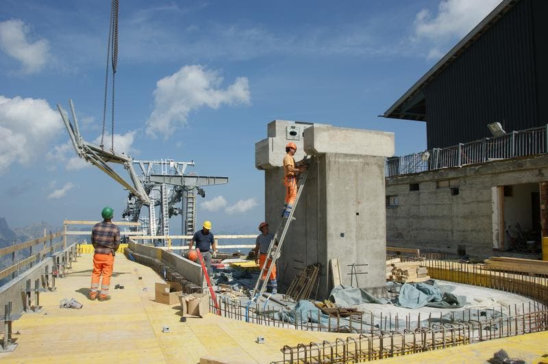 Es werden gleichzeitig Bahntechnik und Betonarbeiten ausgeführt. (Bild: Philipp Unterschütz)