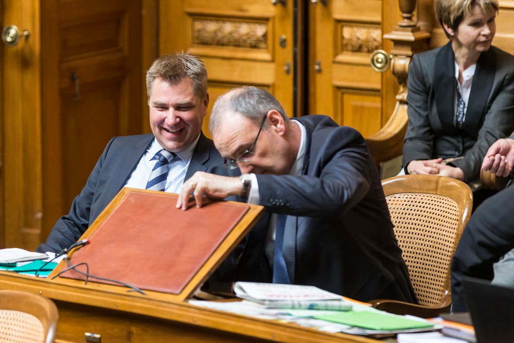 Was sucht Bundesratskandidat Guy Parmelin, hier neben SVP-Präsident Toni Brunner, hier in seinem Pult? (Bild: PETER KLAUNZER)