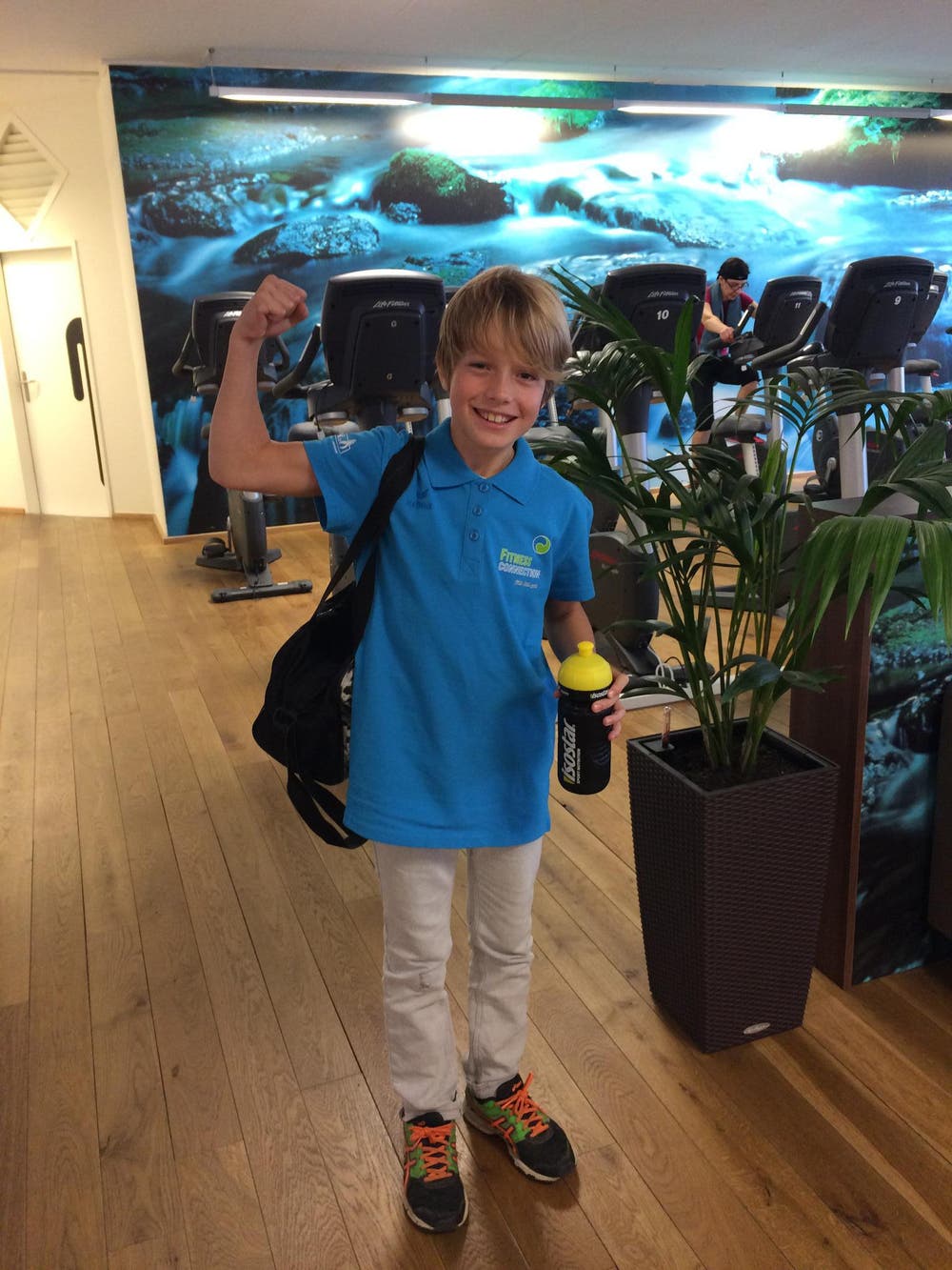 Wyatt Aellen darf im Fitness Center (Fitness Connection Sursee) seiner Tante und seinem Onkel über die Schulter schauen. Wenn schon denn schon, er darf sogar selber ein Training absolvieren. (Bild: Gerda Kuoni)