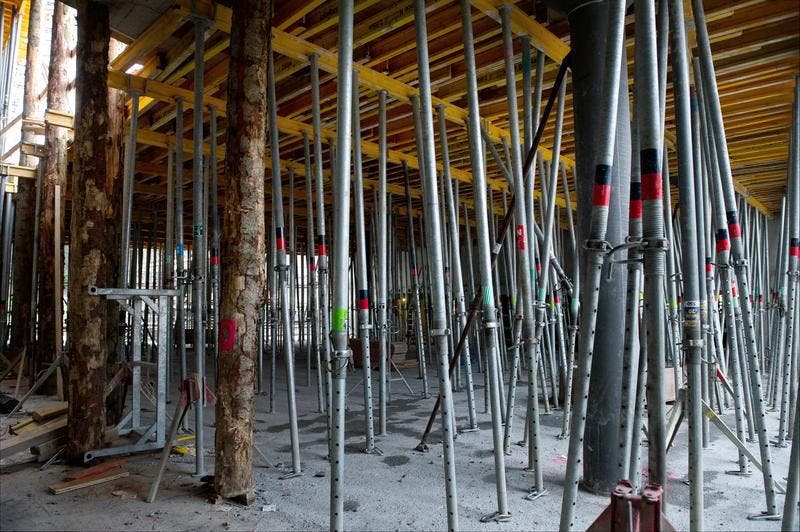 Die Decke wird gestützt (Bild: Corinne Glanzmann / Neue LZ)