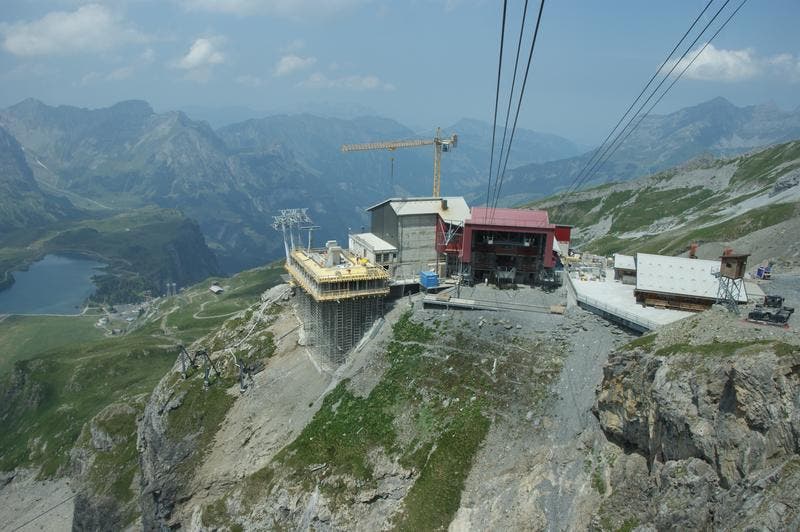 Seit April 2014 wird an der neuen Gondelbahn gebaut. Im Bild: die neue Bergstation Stand mit Blick auf Trübsee. (Bild: Philipp Unterschütz)