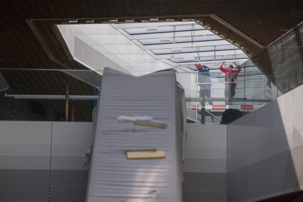 Mitarbeiter bei Kontrollarbeiten am Dach. (Bild: Urs Flüeler / Keystone)