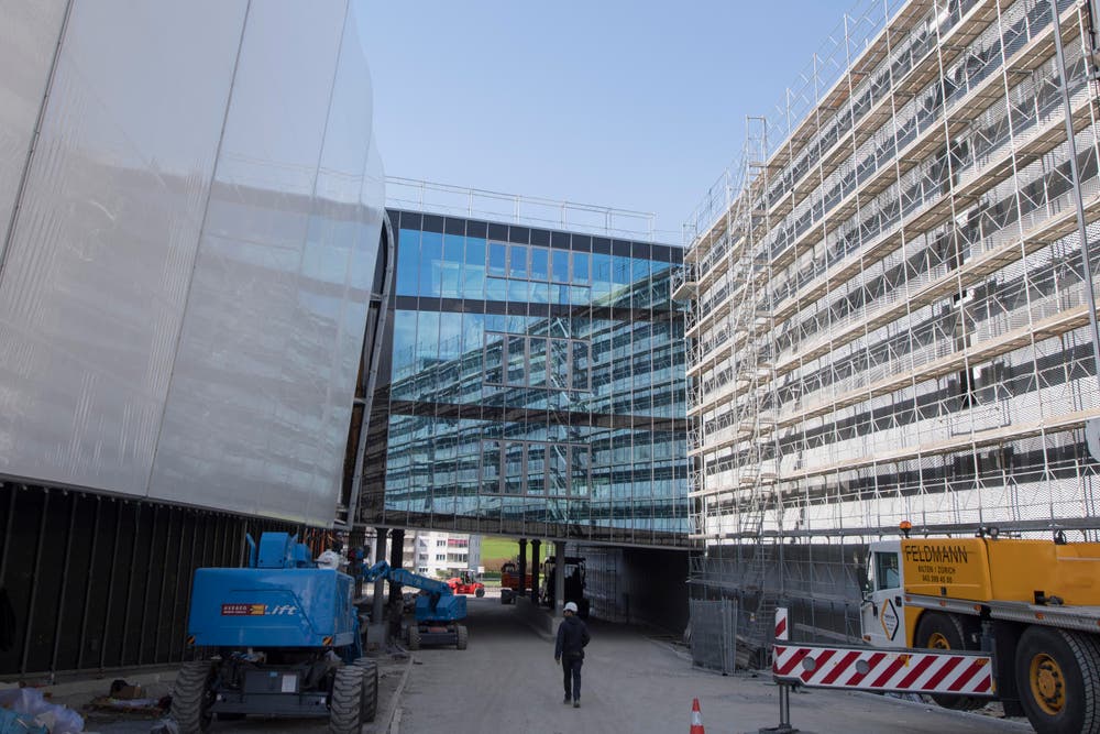 Eine Glasfassade verbindet die «Mall» (links) mit dem Parkhaus. (Bild: Urs Flüeler / Keystone)