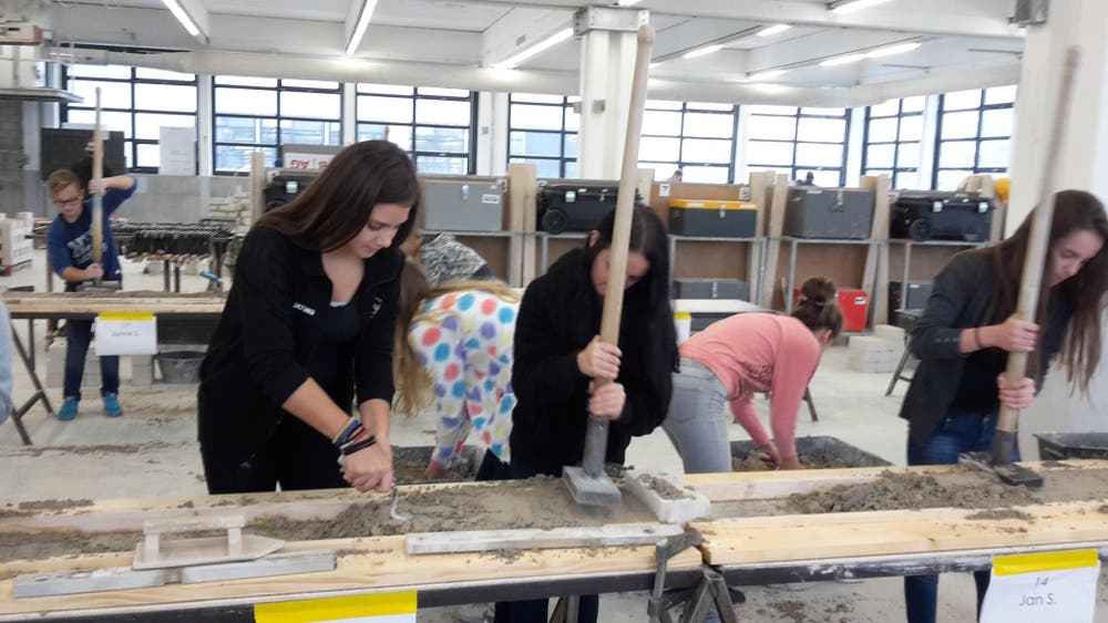 Bei uns in Sursee an den beiden Berufsfachschulen Verkehrswegbauer und Maurerlehrhallen Haben 20 Mädchen und 4 Jungs am Zukunftstag mitgemacht. Top Motiviert durften Sie schalen, betonieren, Randsteine versetzten und Bagger fahren. (Bild: Rothenbühler Ivan)