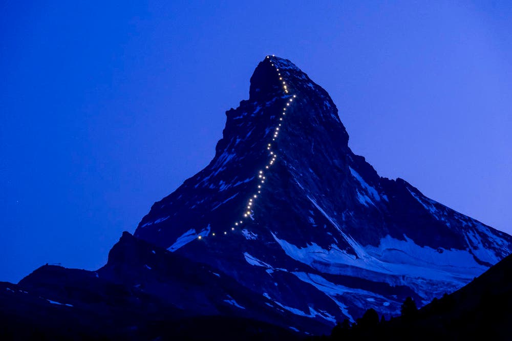 Lampen beleuchten den Pfad der Erstbegehung am Matterhon in Zermatt. (Bild: Keystone / Jean-Christophe Bott)
