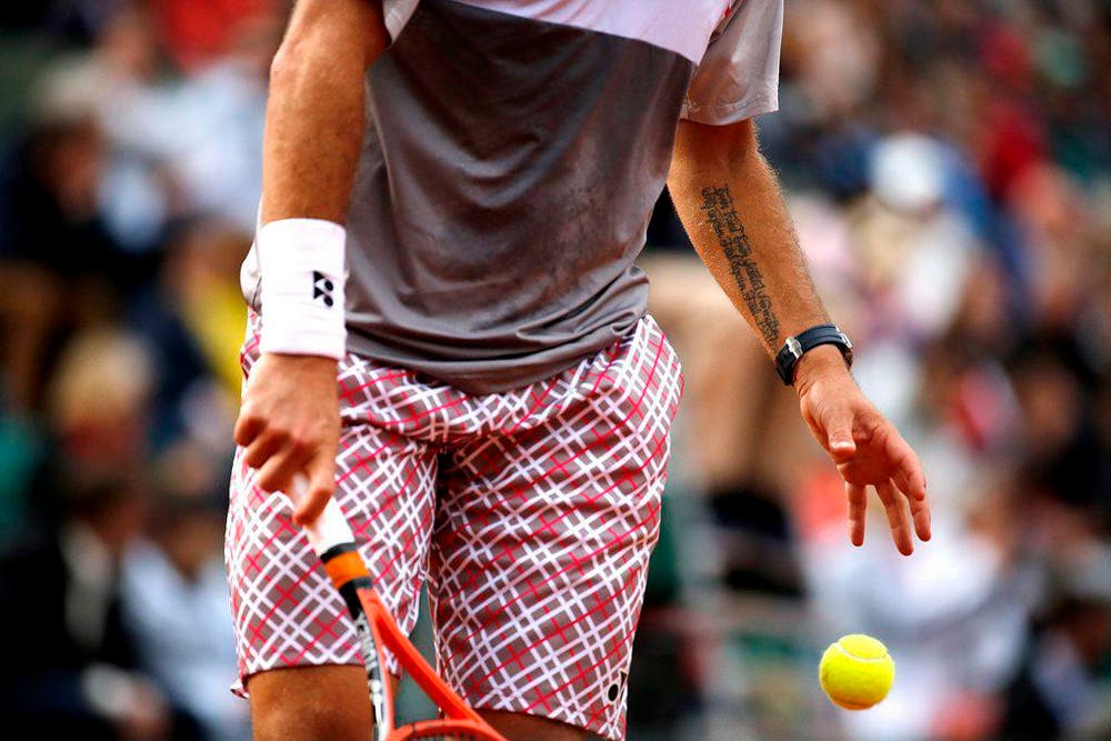 Diese Shorts müssen Sie sich merken: Stan Wawrinka präsentiert bei den French-Open in Paris in der vierten Runde gegen Gilles Simon seine Modekollektion. (Bild: EPA / Etienne Laurent)