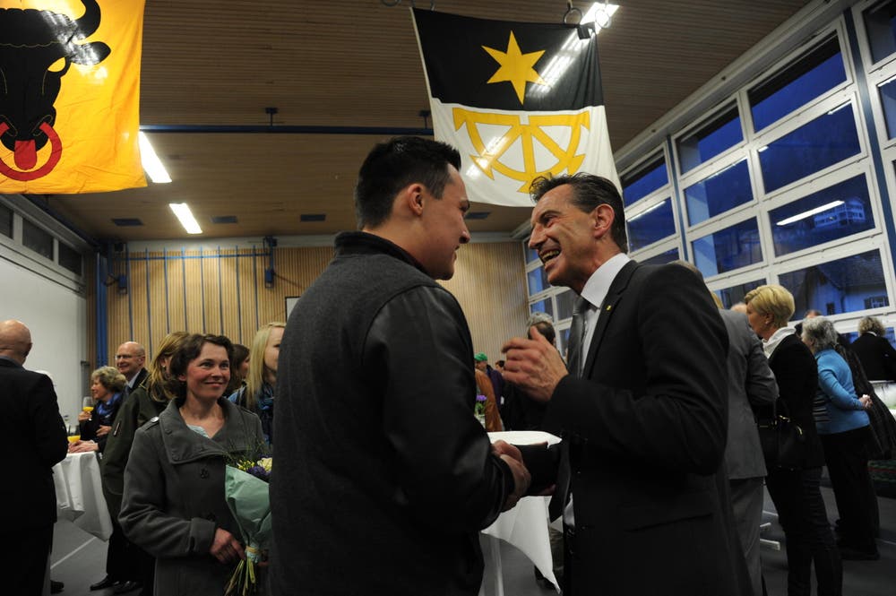 Landammannfeier in Gurtnellen. Der neue Landammann Beat Jörg (rechts) konnte viele Gratulationen entgegen nehmen. (Bild: Urs Hanhart / Neue UZ)